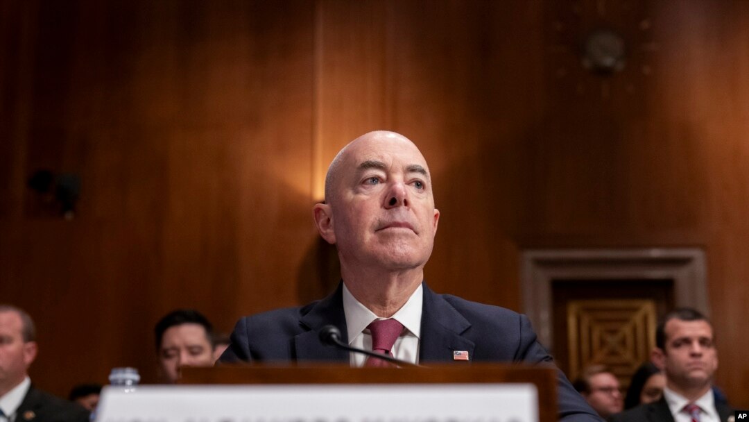 El secretario de Seguridad Nacional, Alejandro Mayorkas, testifica durante una audiencia del Comité de Asuntos Gubernamentales y Seguridad Nacional del Senado sobre las amenazas a la nación, el martes 31 de octubre de 2023, en el Capitolio de Washington.