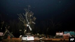 Metal de edificios cercanos se aprecia en un árbol sobre una estructura comercial vacía y destruida a lo largo de la carretera 50 en Columbus, Mississippi, luego de que un tornado azotó el área el sábado 23 de febrero de 2019. (AP Photo / Jim Lytle)