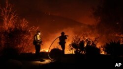 Los bomberos luchan contra el incendio Franklin en Malibú, California, el martes 10 de diciembre de 2024. AP