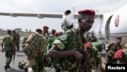 Membros da Força de Defesa Nacional (FDN) do Burundi chegam ao aeroporto de Goma