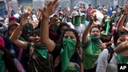 Jóvenes gritan consignas contra el gobierno del presidente Jimmy Morales, en la ciudad de Guatemala, el 11 de septiembre de 2018.