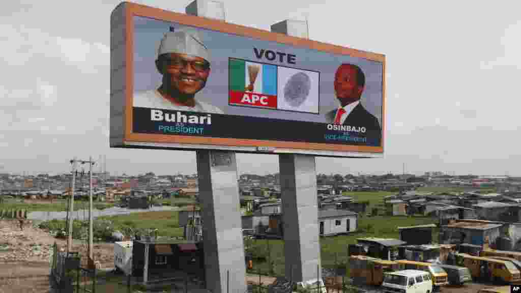 Un panneau d&rsquo;affichage électronique du candidat de l&#39;opposition présidentielle, Muhammadu Buhari, du parti tous les progressistes Congrès et son colistier, Yemi Osinbanjo est apperçu dans un bidonville de Lagos, au Nigeria, mardi 24 mars2015.