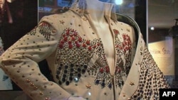 Havajsko odelo koje je Elvis nosio na istorijskom koncertu Aloha 1972. godine izloženo u Muzeju novinarstva u Vašingtonu