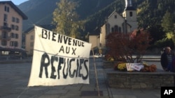 Une bannière à Chamonix, dans les Alpes françaises, se lit comme suit: «Bienvenue aux réfugiés» deux jours avant le démantèlement d'un camp de migrants appelé «la jungle» à Calais, le samedi 22 octobre 2016