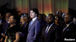 Ann Marie Davis, istri PM Bahama Philip Davis, PM Kanada Justin Trudeau, Ketua MA Ian Winder dan Wakil PM dan Menteri Pariwisata, Investasi dan Penerbangan Issac Chester Cooper dalam upacara pembukaan CARICOM di Paradise Island, Bahamas, 15 Februari 2023. (REUTERS/Dante Carrer)