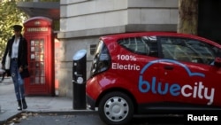 Sebuah mobil listrik Blue City diisi daya di di London, Inggris, 19 Oktober 2018. (Foto: REUTERS/Simon Dawson)