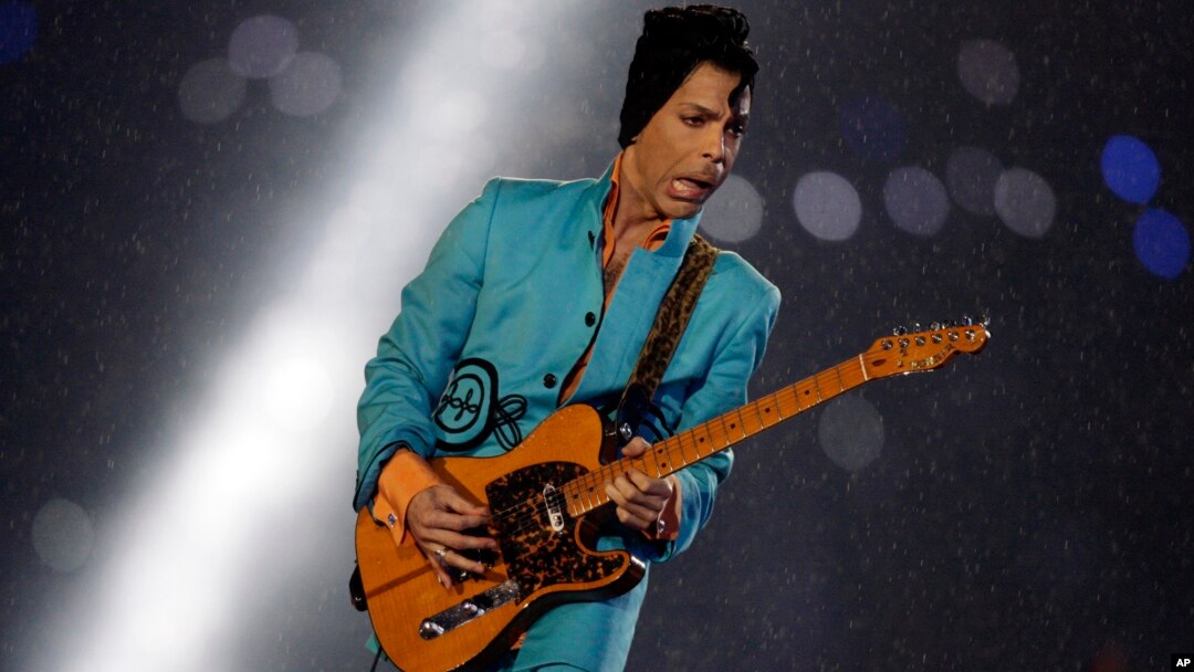 Penyanyi Prince saat tampil dalam acara Super Bowl XLI di Miami, Florida, 4 Februari 2007 (foto: dok). Mendiang Prince tidak meninggalkan surat wasiat ketika meninggal Kamis (21/4).