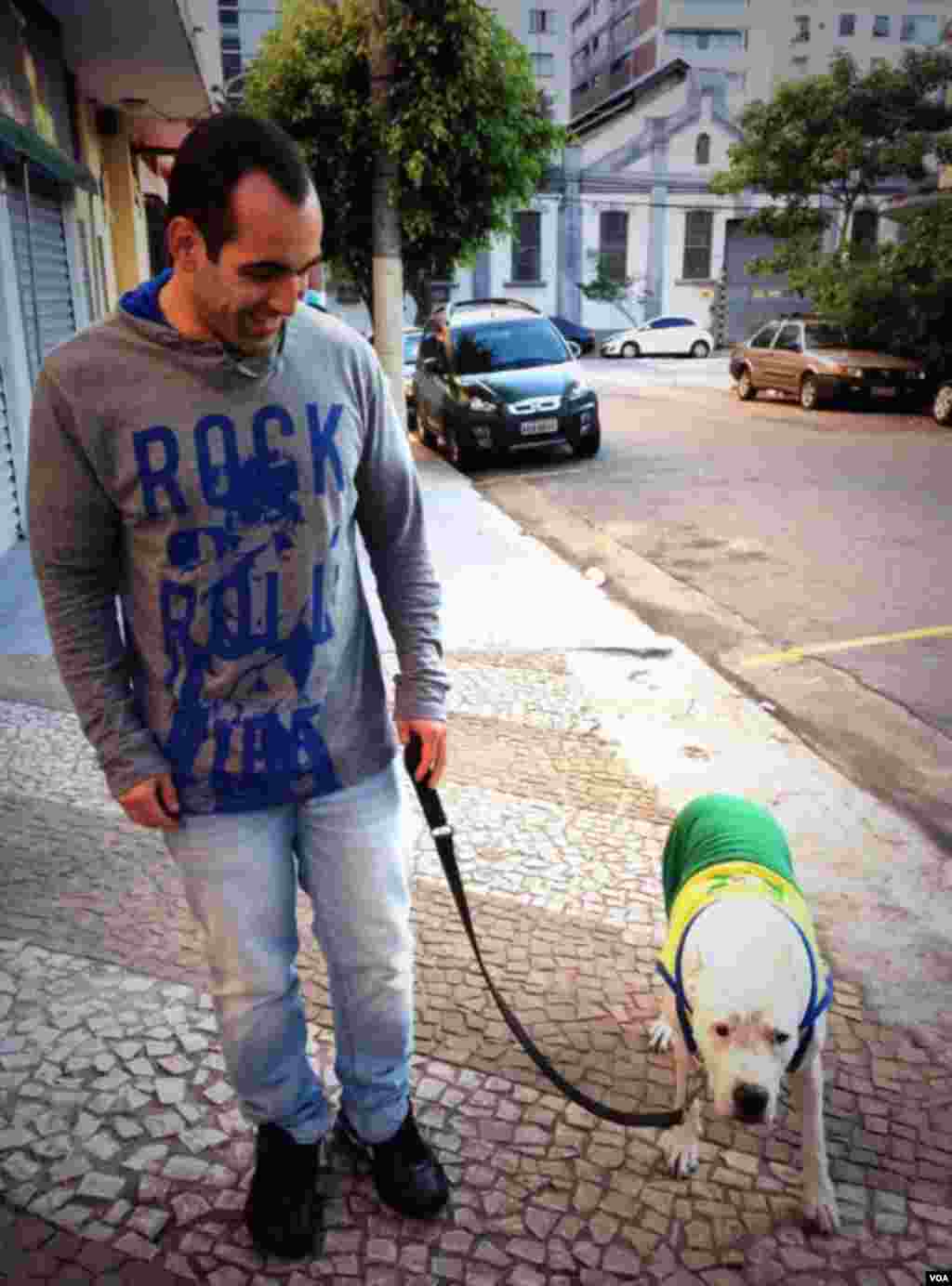 A febre do mundial abraça todo mundo, os cães não são excepção. Brasil, Junho 12, 2014