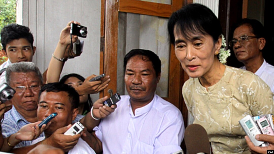 Pemimpin demokrasi Aung San Suu Kyi di antara para wartawan di Rangoon (12/9).