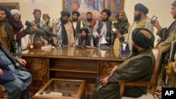 资料照片：阿富汗总统加尼出逃后，塔利班武装分子控制了位于首都喀布尔的总统府。（2021年8月15日）