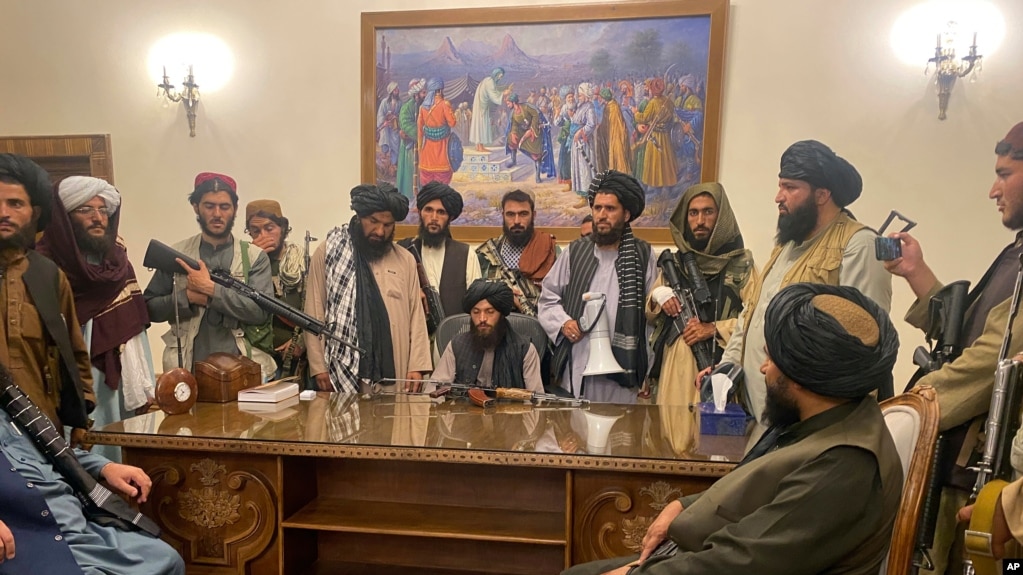 资料照片：阿富汗总统加尼出逃后，塔利班武装分子控制了位于首都喀布尔的总统府。（2021年8月15日）(photo:VOA)