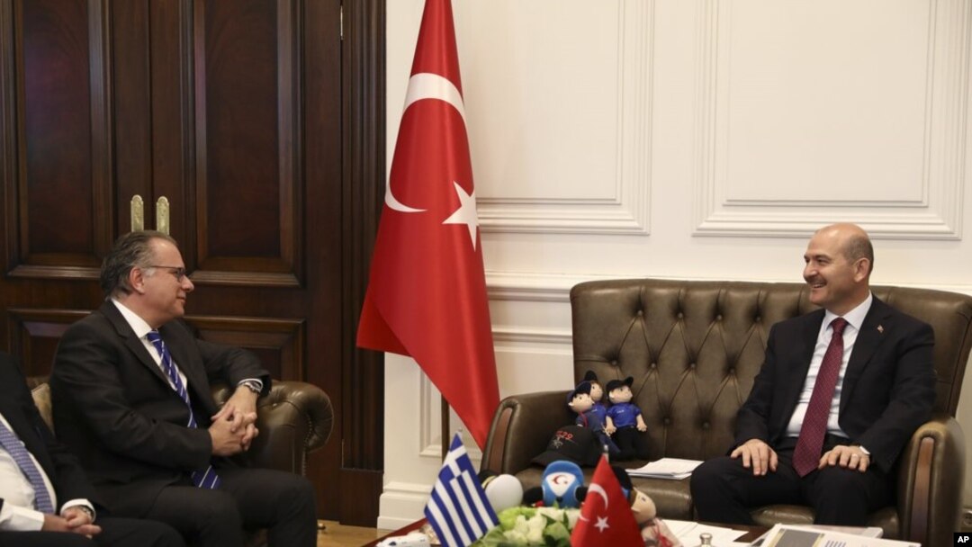 Menteri Dalam Negeri Turki Suleyman Soylu (kanan), dan Menteri Urusan Imigrasi Yunani George Koumoutsakos (kiri), di Ankara, Turki, Kamis, 3 Oktober, 2019.