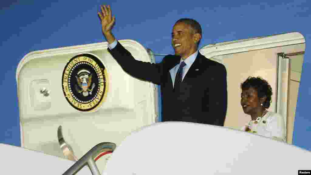 Le président américain Barack Obama salue de la main à son arrivée, mercredi 8 avril 2015, à Palisadoes, à Jamaïque où il descend de son avion l&#39;Air Force One à l&#39;aéroport international Norman Manley.