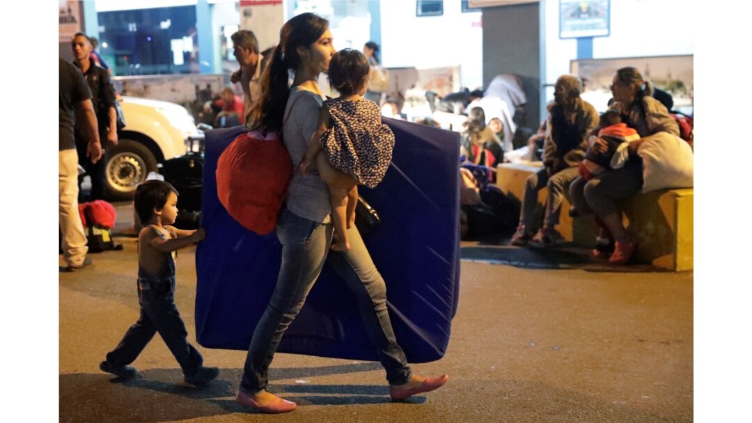 Miles de migrantes venezolanos, sobre todo residentes en Colombia y Brasil, han decido regresar a país tras perder sus empleos o verse afectados por los cierres debido al coronavirus.