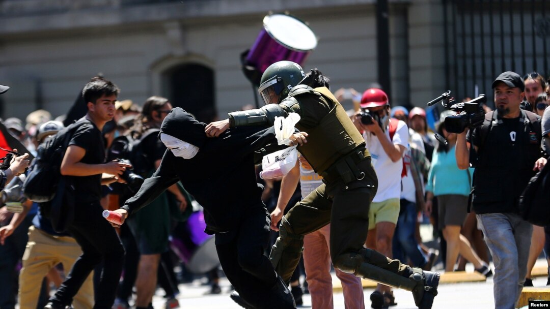 Polisi menangkap demonstran dalam protes di Santiago, Chile. (Foto: Dok)