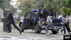 Des policiers pourchassent des opposants à Kinshasa, le 16 novembre 2006.