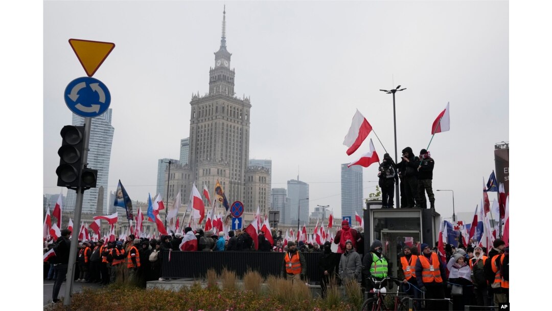 Ljudi učestvuju u maršu povodom Dana nezavisnosti koji organizuju ekstremno desničarske grupe u Varšavi, Poljska, 11. novembra 2024.