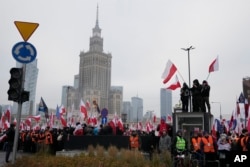 Ljudi učestvuju u maršu povodom Dana nezavisnosti koji organizuju ekstremno desničarske grupe u Varšavi, Poljska, 11. novembra 2024.