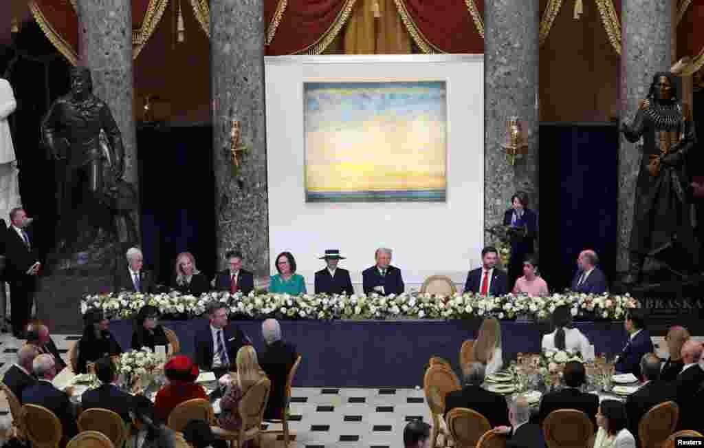 O Presidente Donald Trump, a primeira-dama Melania Trump, o vice-presidente J.D. Vance e a segunda-dama Usha Vance participam no almoço no Statuary Hall do Capitólio dos EUA no dia da tomada de posse do segundo mandato Presidencial de Trump em Washington, 20 de janeiro de 2025.