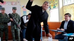 El presidente de Ecuador, Rafael Correa, depositó su voto durante las elecciones presidenciales de Quito, Ecuador, el domingo 2 de abril de 2017. 