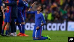 Neymar de Barcerlone agenouillé, adresse une prière a Dieu, après la victoire de 6-1 du FC Barcelone contre Paris Saint German aux 16e de finale de la Ligue des champions au stade Camp Nou à Barcelone, Espagne, 8 Mars 2017. 