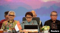 레트노 마르수디(가운데) 인도네시아 외무장관이 11일 자카르타에서 열린 동남아시아국가연합(ASEAN·아세안) 외교장관회의 본회의에서 개회연설하고 있다.