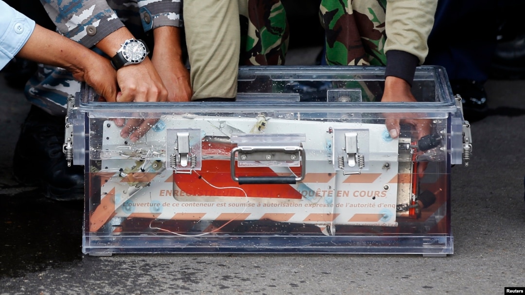 Rekaman data penerbangan AirAsia QZ8501 dimasukkan ke dalam kotak penyimpan di Pangkalan Bun (12/1). Hasil investigasi KNKT menyimpulkan tak ada bukti serangan teror dalam kecelakaan AirAsia.