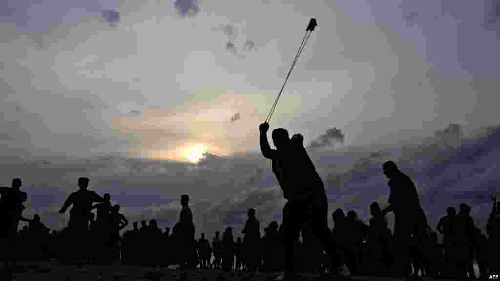 پرتاپ سنک از سوی مظاهره کننده&zwnj;گان فلسطینی به سوی نیروهای امنیتی اسرائیلی در ساحلی نزدیک به مرز با اسرائیل در نوار غزه &nbsp;