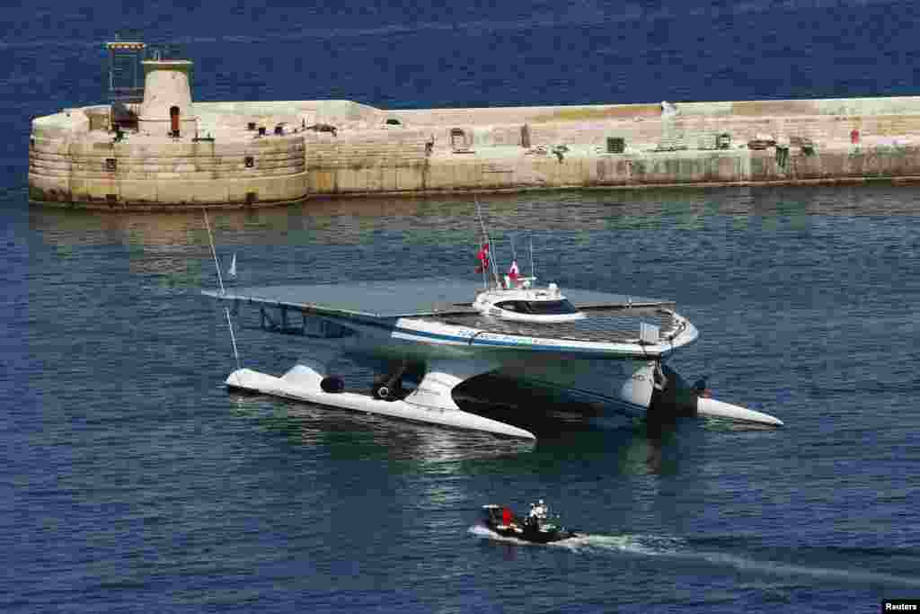 سورج سے توانائی حاصل کرنے کے لیے کشتی پر سولر پینلز لگائے گئے ہیں۔