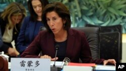 Američka sekretarica za trgovinu Gina Raimondo tokom sastanka sa kineskim kolegom Wang Wentaom u Pekingu.