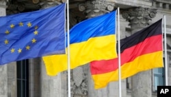 پرچم کشورهای آلمان و اوکراین در کنار یکدیگر