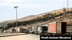 Kendaraan-kendaraan antre di penyeberangan Bab al-Hawa di perbatasan Suriah-Turki, di Idlib, Suriah, 10 Juni 2021. (Foto: Khalil Ashawi/Reuters)