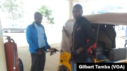 Un conducteur de tricule se ravitaille en essence, au NIgeria, le 17 septembre 2020. (VOA/Gilbert Tamba)