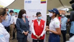 La ministra de Asuntos Exteriores de España, Arancha González Laya, izq, visita un centro de salud en Cúcuta, en la zona fronteriza entre Colombia y Venezuela.