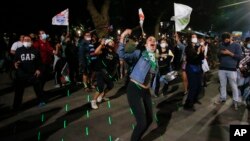 Scène de liesse sur la Plaza Italia lors du référendum sur une nouvelle constitution à Santiago, Chili, le 25 octobre 2020. (AP)