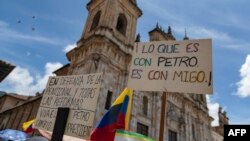 La gente participa en una manifestación convocada por sindicatos en apoyo de las reformas de pensiones del presidente de Colombia, Gustavo Petro, en la Plaza Bolívar de Bogotá el 19 de septiembre de 2024. (Foto de Alejandro Martínez / AFP)