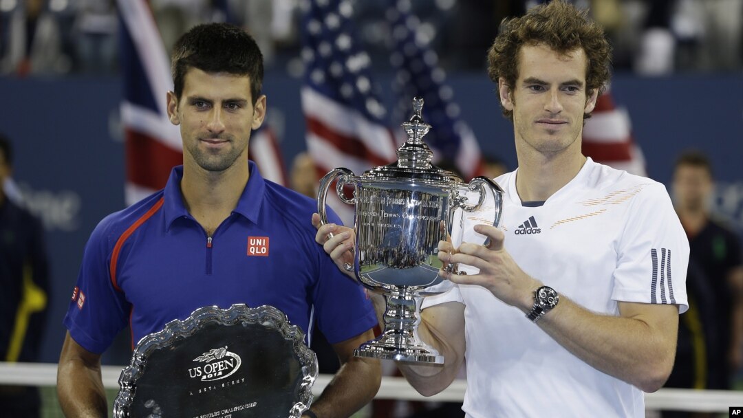 Petenis Inggris, Andy Murray (kanan) saat menjuarai grand slam AS Terbuka tahun lalu bersama petenis Serbia Novak Djokovic yang menjadi runner-up (foto: dok). 