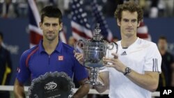 Petenis Inggris, Andy Murray (kanan) saat menjuarai grand slam AS Terbuka tahun lalu bersama petenis Serbia Novak Djokovic yang menjadi runner-up (foto: dok). 