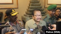 Kapolda, Gubernur Jawa Timur dan Pangdan V Brawijaya memberikan keterangan pers usai bertemu perwakilan mahasiswa se-Jatim, 23 Februari 2016 (Foto: VOA/Petrus)