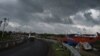 Awan gelap membayang di atas perahu nelayan yang ditambatkan, saat Topan Yaas bergerak menuju pantai timur India di Teluk Benggala. Topan Yaas diperkirakan akan mendarat di Digha sekitar 190 km dari Kolkata, 25 Mei 2021. (Foto: Dibyan gshu SARKAR / AFP)