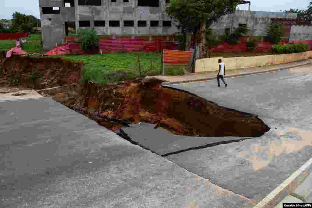 Vista geral da ponte Kamorteiro destru&#237;da, no Talatona, Luanda - Angola, a 20 de Abril depois das fortes chuvas de 19, que mataram 14 pessoas