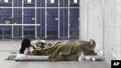 Migrantes detenidos en una jaula con aire acondicionado en un centro de detención de la Patrulla Fronteriza en Tornillo, Texas, el jueves 15 de agosto de 2019 (Foto: AP)