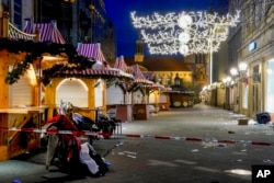 Pasar Natal di Magdeburg, Jerman, yang menjadi lokasi insiden mobil menabrak kerumunan pada Jumat malam, tampak lengang pada 21 Desember 2024. (Foto: AP)