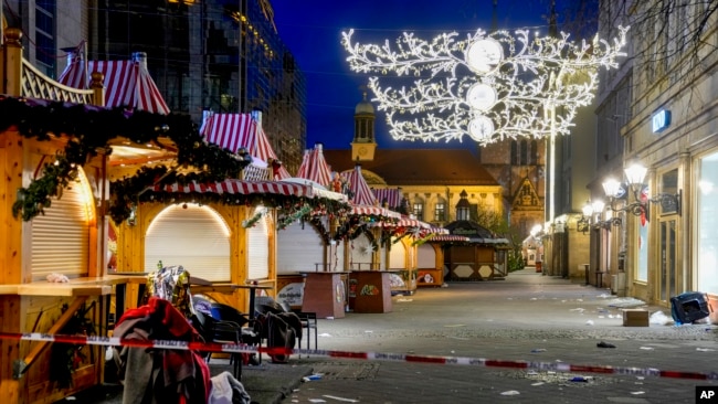 El mercado navideño, donde un coche se estrelló contra una multitud el viernes por la noche, en Magdeburgo, Alemania, está vacío el sábado 21 de diciembre de 2024 por la noche. (AP Photo/Michael Probst)