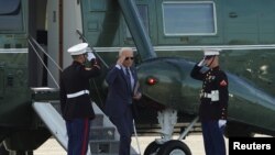 拜登總統抵達特拉華州里霍博斯海灘後走下“海軍陸戰隊一號”專用直升機。(2021年6月2日)