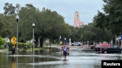 Residentes caminan por las calles inundadas después de que el huracán Idalia pasara por San Petersburgo, Florida, EEUU, el 30 de agosto de 2023. REUTERS/Julio-Cesar Chávez