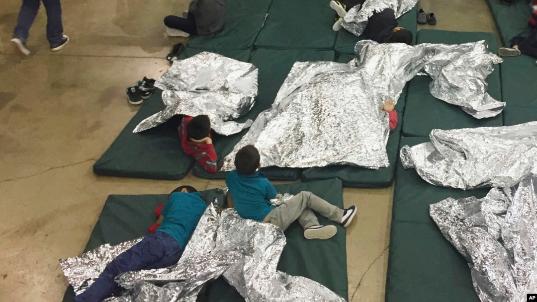 Arhiva: Djeca u jednom od kaveza u Meklinu u Teksasu, razdvojena od roditelja zbog ilegalnog prelaska granice, 17. juna 2018. godine. (Foto: AP/U.S. Customs and Border Protection)