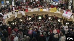 El Capitolio de Wisconsin fue ocupado por los manifestantes que se oponen a los planes del gobernador Scott Walker.