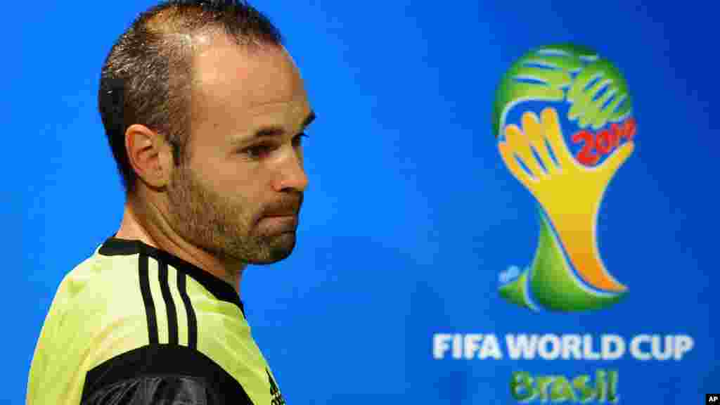 Andrés Iniesta L'Espagnol ferme la marche de ce top 10 avec 21,5 millions d'euros de revenu annuel. C'est lui qui avait marqué le but vainqueur en finale de la coupe du monde 2010 avec l'Espagne.