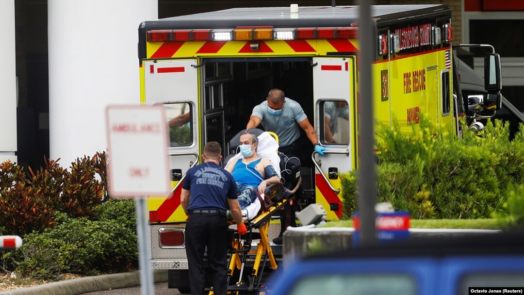 Para petugas gawat darurat Hillsborough County membawa seorang pasien ke unit gawat darurat di sebuah rumah sakit di Tampa, Florida, di tengah lonjakan kasus COVID-19, 3 Agustus 2021. (Foto: Octavio Jones/Reuters)
